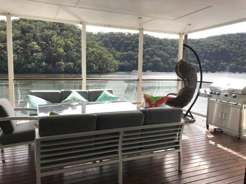 NINE at Berowra Waters, luxury waterfront with hot tub in Berowra