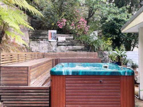 NINE at Berowra Waters, luxury waterfront with hot tub in Berowra