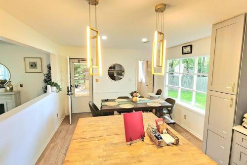 Chic, modern retreat, kids&dog friendly, DT Matthews