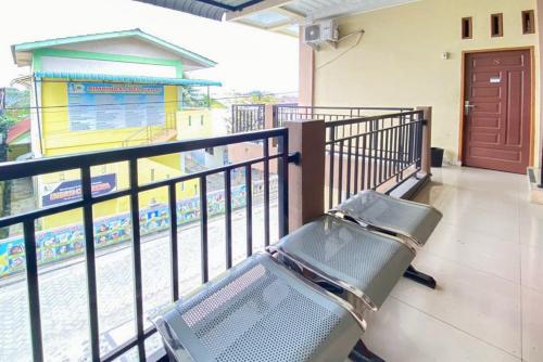 Rõdu/terrass, RedDoorz Syariah @ Aisyah Stabat in Binjai