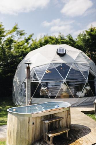 Hot tub, Beautiful Olive Pod Geo Dome House with Hot Tub in East Horsley