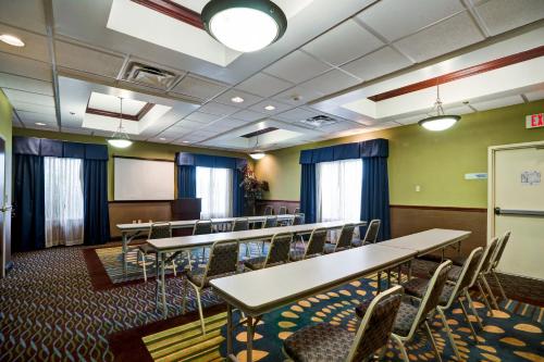 Holiday Inn Express Hotel & Suites Christiansburg an IHG Hotel - image 4