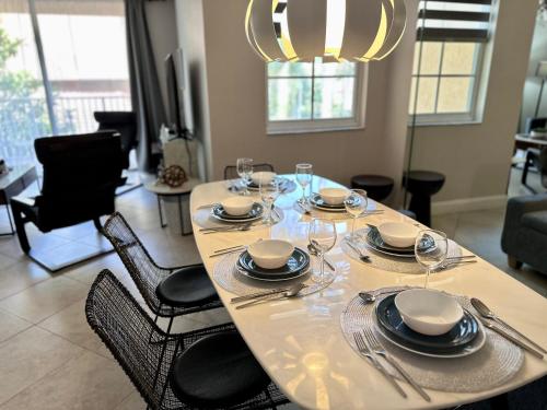 Deluxe Yacht Club Condo Near the Beach in Miami, USA