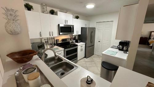 Deluxe Yacht Club Condo Near the Beach in Miami, USA
