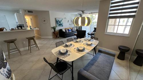 Deluxe Yacht Club Condo Near the Beach in Miami, USA