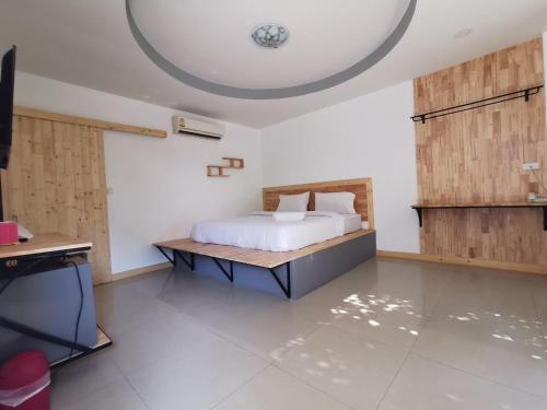 Phattara Resort near Wihan Daeng Railway Station