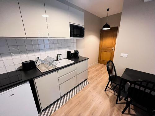 Pere Lachaise Apartment - image 6