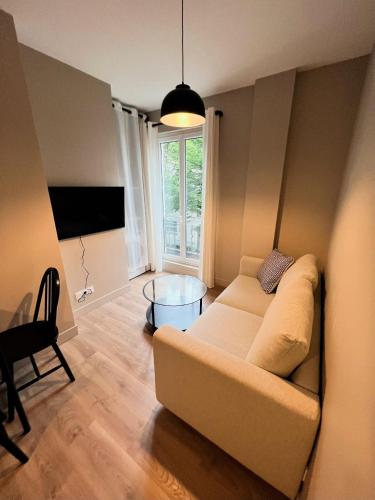 Pere Lachaise Apartment - image 2