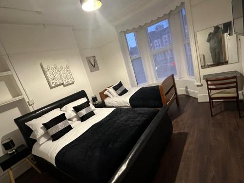 PRIVATE ROOM TOWN CENTRE FREE PARKING in อายเลสบูรี่