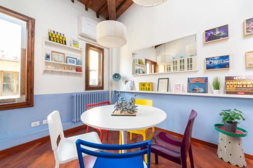 Downtown colourful flat close to the railway - image 13