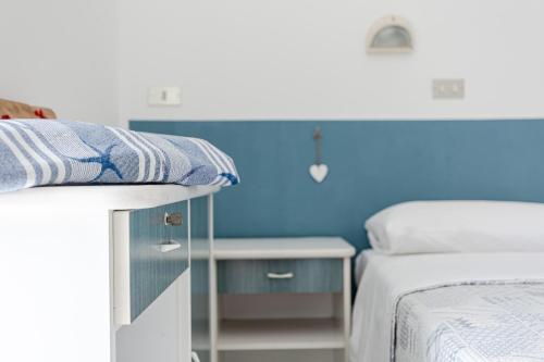 1 queen bed, 1 twin bed