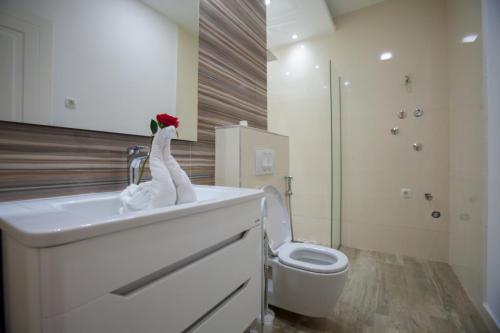 One-Bedroom Apartment image 9