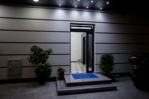 One-Bedroom Apartment image 4