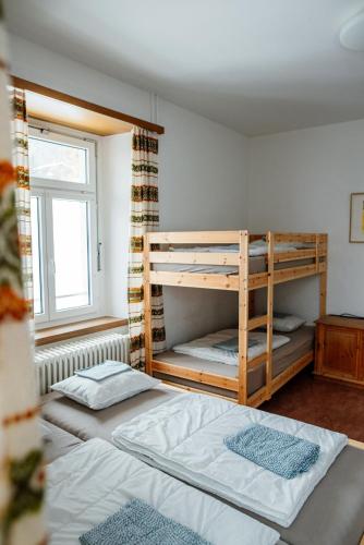 1 queen bed, 1 bunk bed