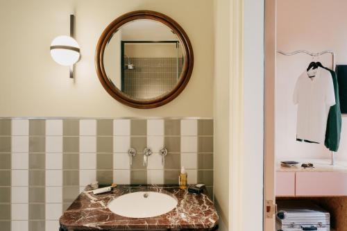 room detail thumbnail 2