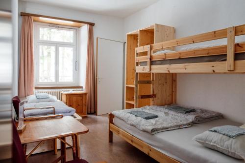 1 queen bed, 1 twin bed, 1 bunk bed