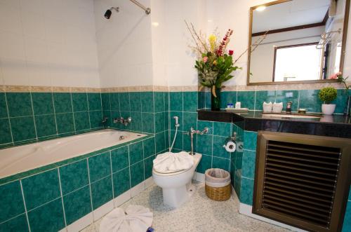 room detail thumbnail 2