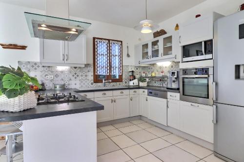 кухня, Grande maison avec jardin in Sarrancolin