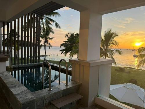 Luxurious Sunset Beachfront Apt - LMB12