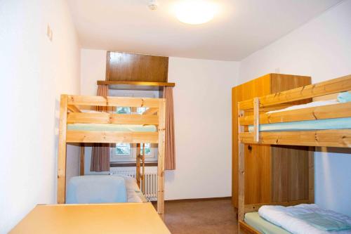 2 bunk beds