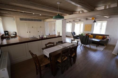 Unique Traditional Home - image 3