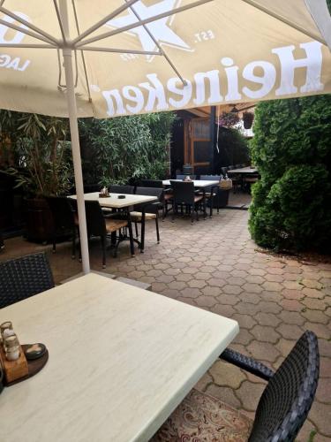 Restaurant, Bacchus Pub es Panzio in Dunaharaszti