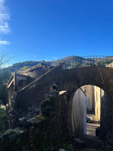 Maison cévenole typique et son jardin suspendu gîte à louer Sainte-Croix-de-Caderle