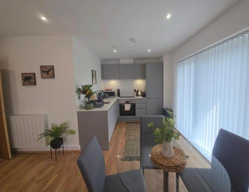 Snuggle Inn - Riverside Apartments - Views Over looking London River Thames, Close to O2 Arena, London Excel, London City Airport, Thames Clipper- River Boat Service, Woolwich Ferry, Onsite parking, TWIN ROOM OPTION available, London (Foto 9)