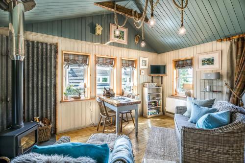 Luxury self catering 1 bed cottage with log burner - Tap to explore photos