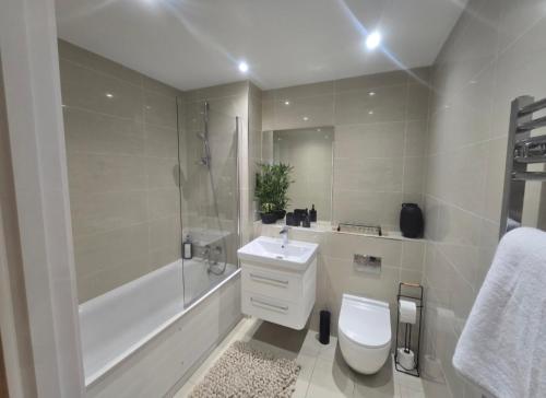 Snuggle Inn - Riverside Apartments - Views Over looking London River Thames, Close to O2 Arena, London Excel, London City Airport, Thames Clipper- River Boat Service, Woolwich Ferry, Onsite parking, TWIN ROOM OPTION available, London (Foto 10)