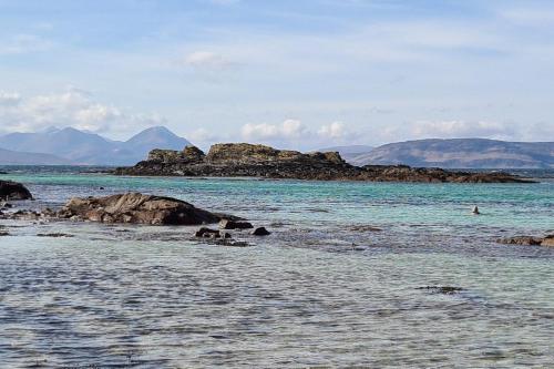 Luxury self catering 1 bed cottage with log burner in Toscaig