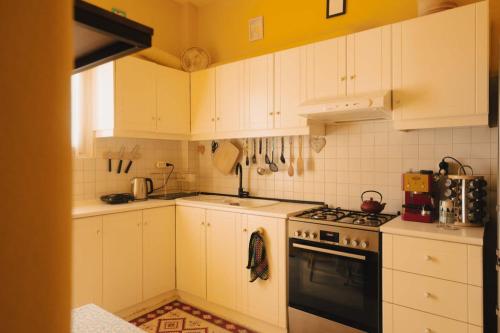 Charming Retro Retreat Vintage Elegance for 4 Guests - image 3