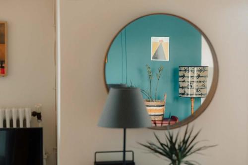 Charming Retro Retreat Vintage Elegance for 4 Guests - image 7