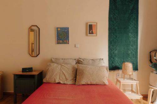 Charming Retro Retreat Vintage Elegance for 4 Guests - image 9