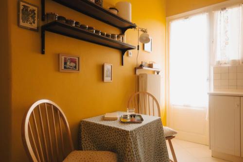 Charming Retro Retreat Vintage Elegance for 4 Guests - image 12