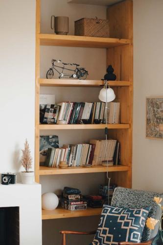 Charming Retro Retreat Vintage Elegance for 4 Guests - image 13