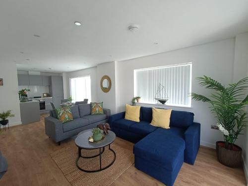 Snuggle Inn - Riverside Apartments - Views Over looking London River Thames, Close to O2 Arena, London Excel, London City Airport, Thames Clipper- River Boat Service, Woolwich Ferry, Onsite parking, TWIN ROOM OPTION available, London (Foto 6)