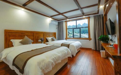 1 king bed, 2 double beds