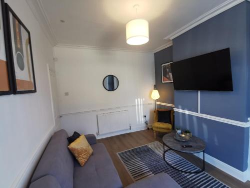 Comfy and Cozy 3 Bed house, free parking & Wifi in Birkenhead