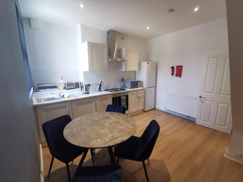 Comfy and Cozy 3 Bed house, free parking & Wifi in Birkenhead