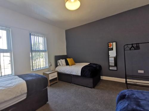 Comfy and Cozy 3 Bed house, free parking & Wifi in Birkenhead