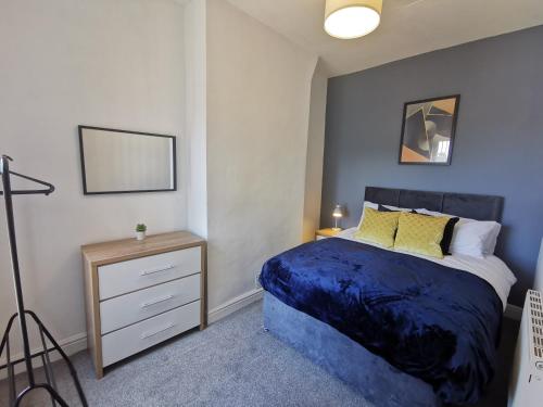 Comfy and Cozy 3 Bed house, free parking & Wifi in Birkenhead