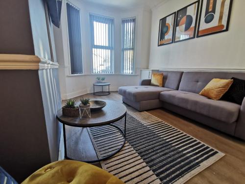 Comfy and Cozy 3 Bed house, free parking & Wifi in Birkenhead