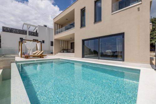 New Villa Coco Maison with heated infinity pool, Каштела
