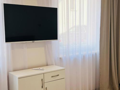 Family Room image 7