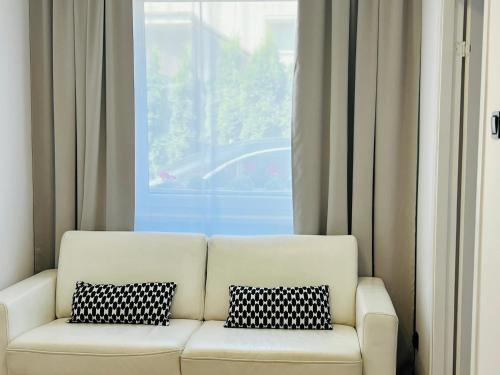 Family Room image 3