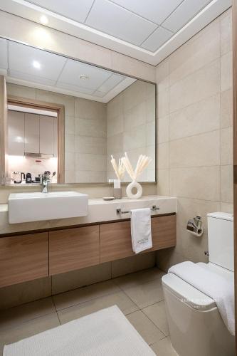 Large Balcony Studio 10mins from Dubai Mall - image 10