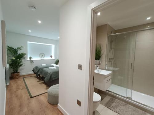 Snuggle Inn - Riverside Apartments - Views Over looking London River Thames, Close to O2 Arena, London Excel, London City Airport, Thames Clipper- River Boat Service, Woolwich Ferry, Onsite parking, TWIN ROOM OPTION available, London (Foto 3)