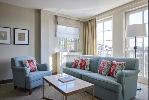 1 king bed, 1 sofa bed