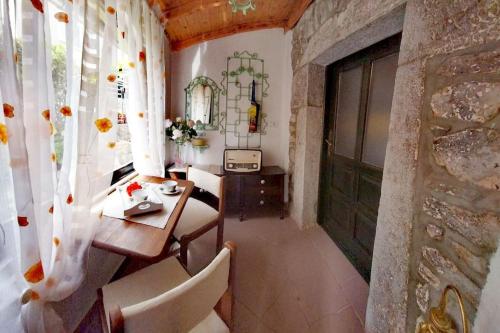 Iekārtas, Historic Stone House KATI Perfect Family Retreat With Garden BBQ And Picturesque Landscapes in Ledenice